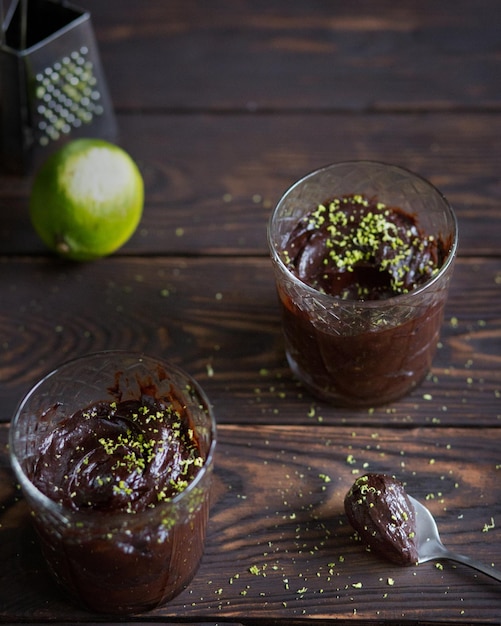 Chocolademousse met limoen Roomdessert in een glas Ganache van pure chocolade