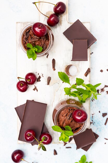 Chocolademousse met munt en zoete kersen