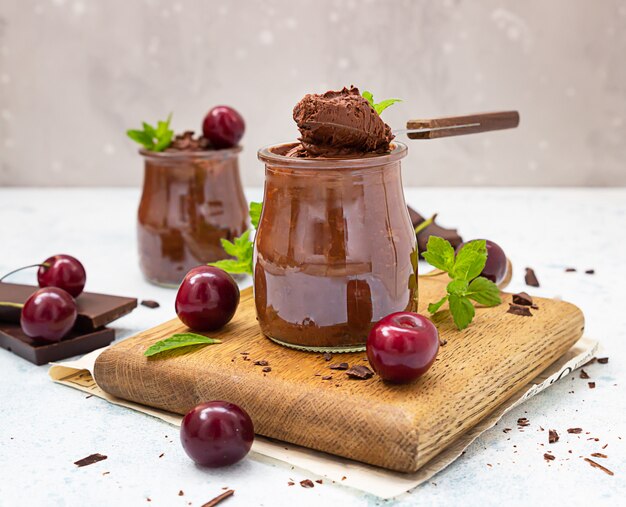 Chocolademousse met munt en zoete kersen