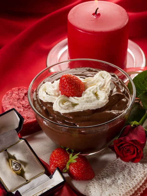 Chocolademousse met rode rozen en diamanten ring jubileum dessert