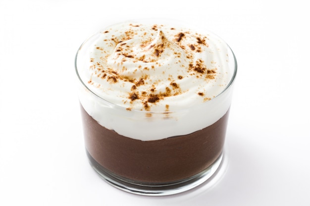 Chocolademousse op wit wordt geïsoleerd dat