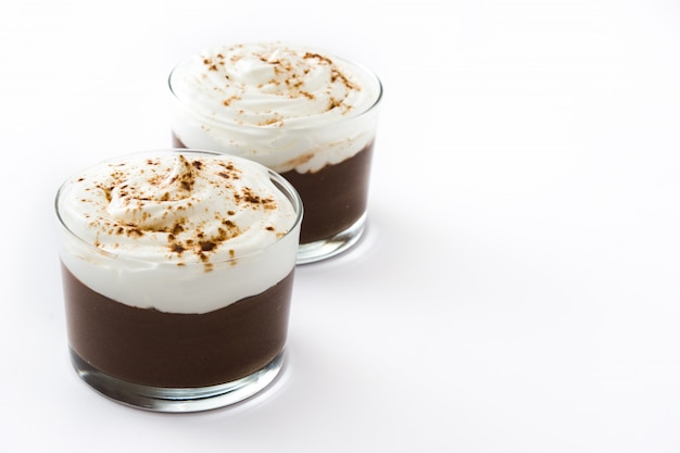 Chocolademousse op witte exemplaarruimte die wordt geïsoleerd