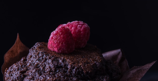 chocolademuffin met frambozen darkphoto