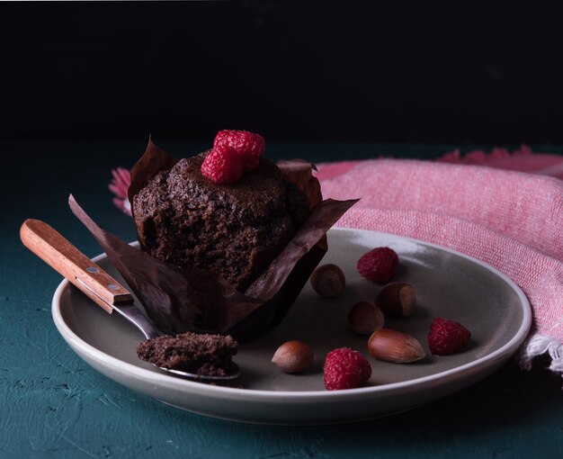 chocolademuffin met frambozen darkphoto