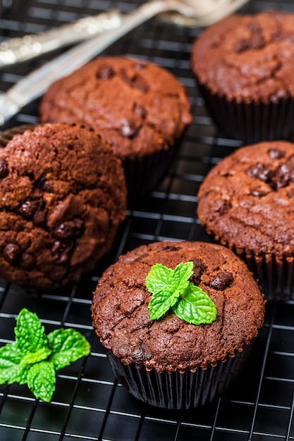 Foto chocolademuffin met munt op een houten tafel