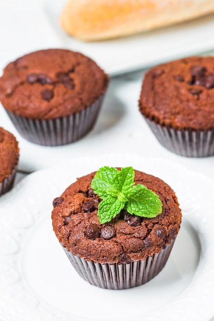 Chocolademuffin met munt op een houten tafel