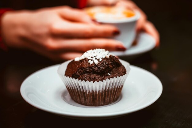 Chocolademuffin op een tafel in een café-closeup