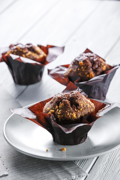 Chocolademuffin op een wit zoet dessert als achtergrond