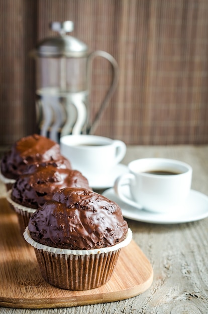 Chocolademuffins en koffie