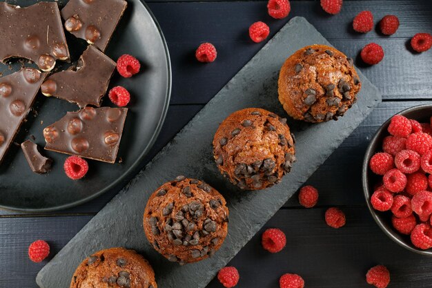 Chocolademuffins met bessen en chocolade