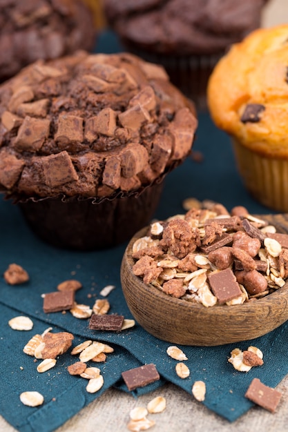 Chocolademuffins met chocolade op rustieke houten tafel