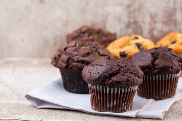 Chocolademuffins met chocolade vintage oppervlak, selectieve aandacht.