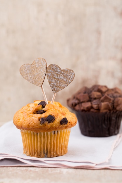 Chocolademuffins met hart vintage oppervlak, selectieve aandacht.