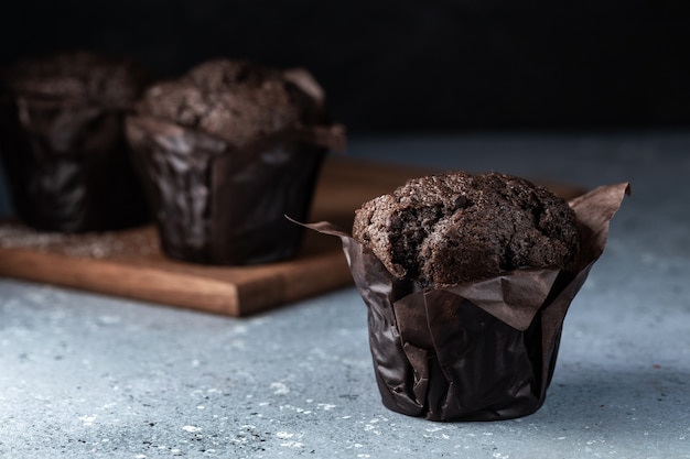 Foto chocolademuffins met knapperige bovenkant