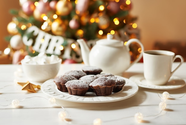 Chocolademuffins met thee van kerstboom. xmas. wenskaart en kalendersjabloon. kerst decoratie. vakantiediner, zoete lekkernijen voor kinderen.