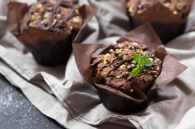 Chocolademuffins met walnoten en chocoladeschilfers