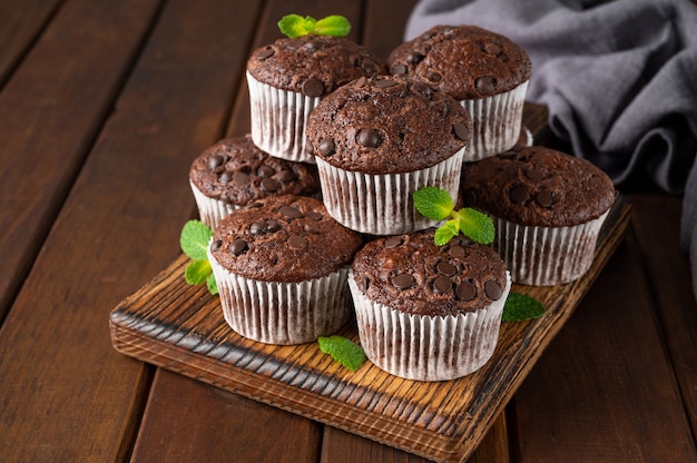 chocolademuffins of cupcakes met chocoladedruppels, verse bessen en munt.