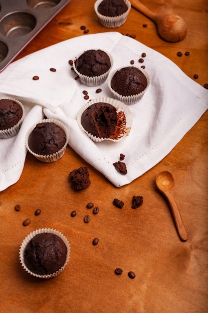 Chocolademuffins op een houten achtergrond