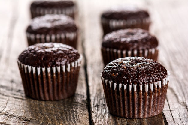 Foto chocolademuffins op houten tafel