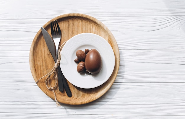 Chocoladepaaseieren op plaat met mes en vork