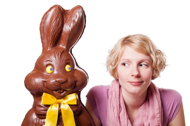 Chocoladepaashaas die een Blond Meisje bekijken