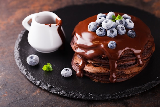 Chocoladepannekoek met chocolade berijpen, bosbessenmunt