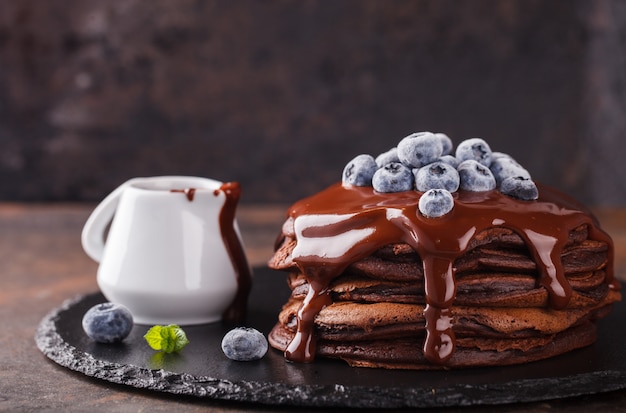 Chocoladepannekoek met chocolade het berijpen