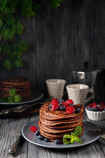 Chocoladepannenkoekjes met frambozen en bosbessen selectieve focus