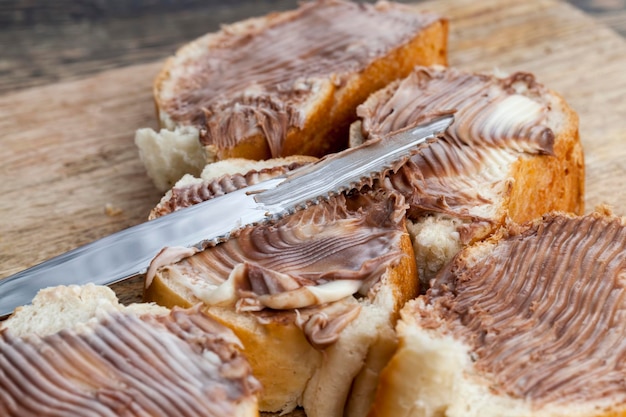 Chocoladepasta op een wit tarwebrood