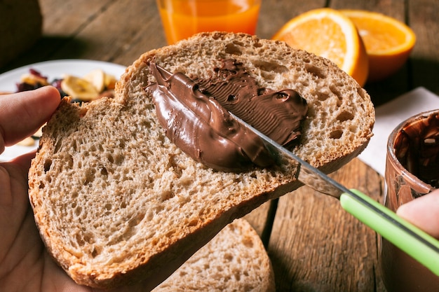 Chocoladepasta op sneetje brood