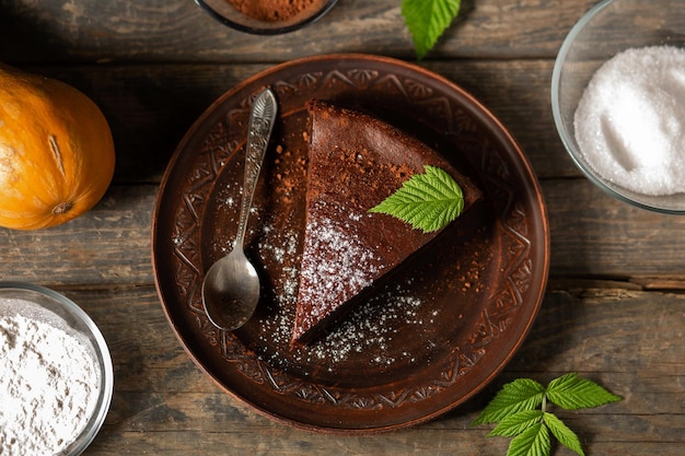 Chocoladepompoentaart op een houten ondergrond Koken