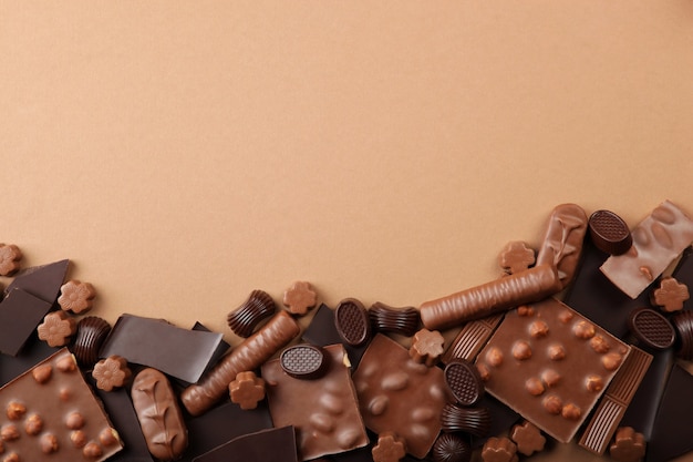 Chocoladeproducten van verschillende soorten op een gekleurde close-up als achtergrond met een plaats voor tekst