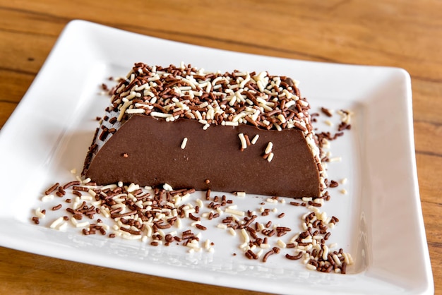 Chocoladepudding met hagelslag, heerlijk chocoladedessert op houten tafel