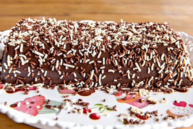 Chocoladepudding met hagelslag, heerlijk chocoladedessert op houten tafel