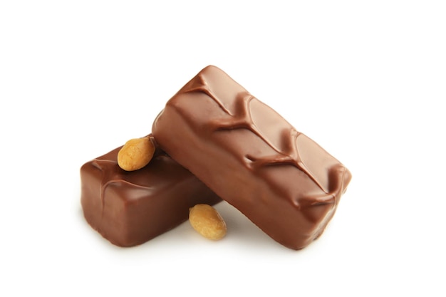 Chocoladereep met karamel en pinda geïsoleerd op een witte achtergrond. Bovenaanzicht