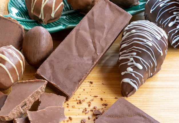 Foto chocoladerepen chocolaatjes en truffels op houten tafel