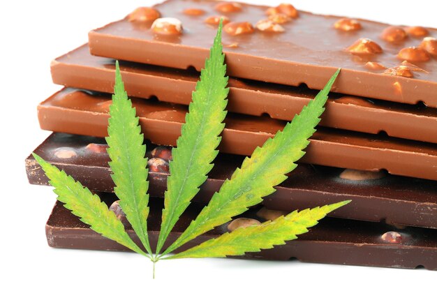 Chocoladerepen en koekjesclose-up met hennepblad. chocolade marihuana-dessertkoekjes met cbd-cannabis