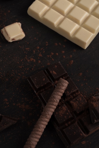 Foto chocoladerepen en snoepjes over houten oppervlak