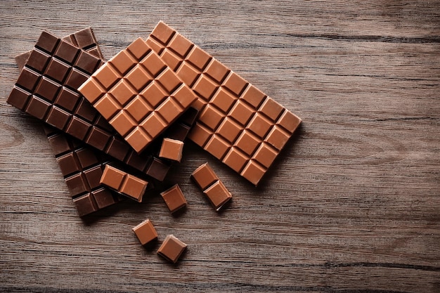 Chocoladerepen op houten achtergrond