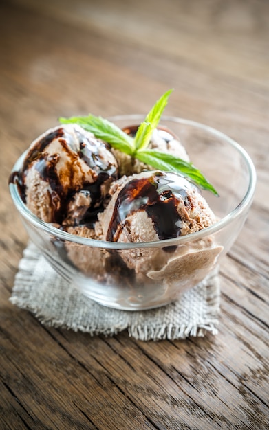 Chocoladeroomijs met dessertbovenste laagje