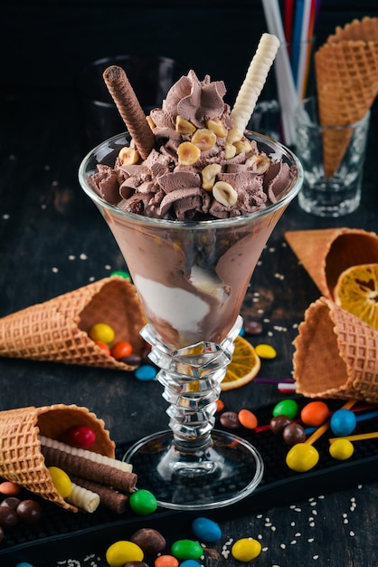 Chocoladeroomijs met noten op een zwarte houten achtergrond Kopieer de ruimte