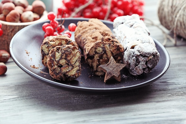 Chocoladesalami in een bord op een houten tafel, close-up