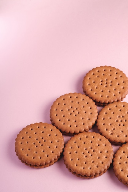 Foto chocoladesandwichkoekje met room, zoet voedsel van opslag, hoekmening