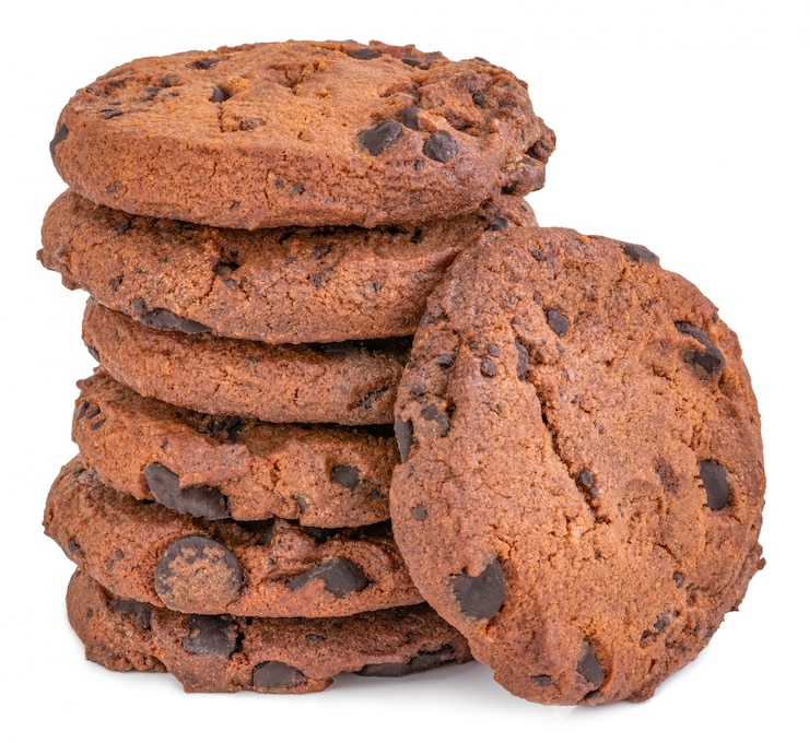 Foto chocoladeschilferkoekje dat op wit wordt geïsoleerd