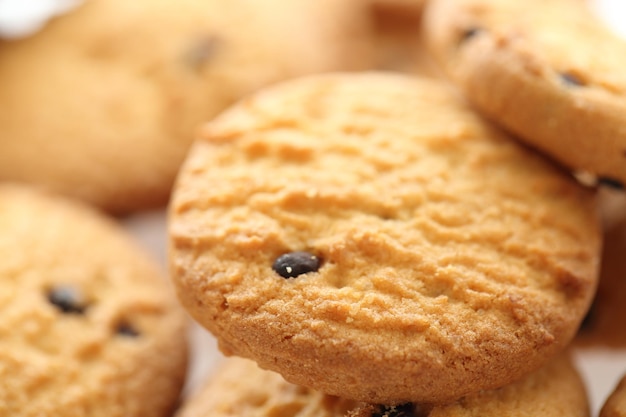 Chocoladeschilferkoekje dat op witte achtergrond wordt geïsoleerd