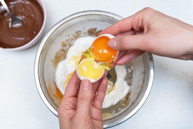 Chocoladeschilferkoekje ingrediënten achtergrond verse eieren meel bakken chocolade bovenaanzicht kopieerruimte