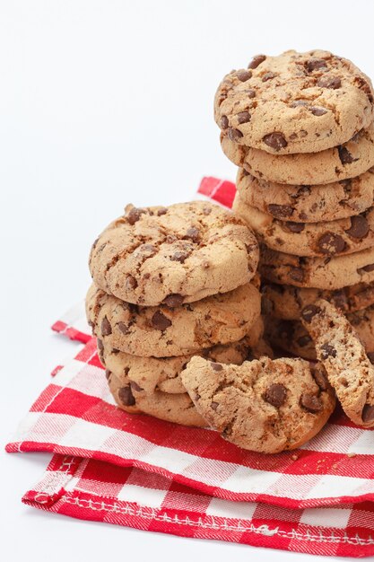 Chocoladeschilferkoekje op wit