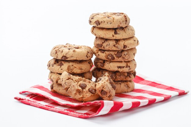 Chocoladeschilferkoekje op wit