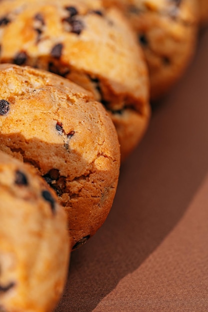 Chocoladeschilferkoekjes close-up op bruine achtergrond