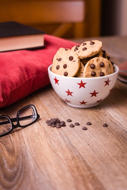 Chocoladeschilferkoekjes en melk op houten achtergrond